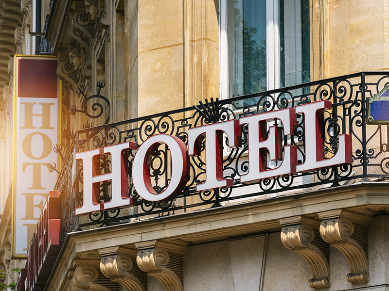 در گفتگو با چمدان خبر/رئیس جامعه هتلداران کرمان: ارایه خدمات برخی هتلها در کرمان با نرخ ۱۴۰۳